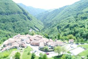 Moerna的住宿－安提卡奧斯特里亞佩斯酒店，享有山脉村庄的空中景致