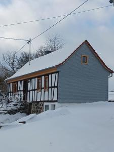 una casa con nieve encima en Alte Schule, en Grebenhain