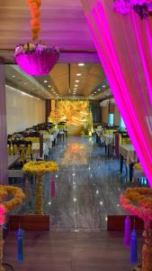 ห้องอาหารหรือที่รับประทานอาหารของ Hotel Gopinath The Grand