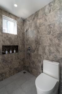 烏庫哈斯的住宿－Ukulhas Sands，一间带卫生间和淋浴的浴室