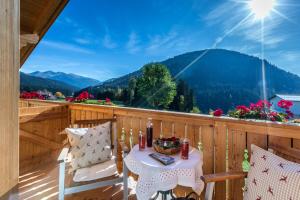 a table and chairs on a balcony with a view of mountains at Bäckerhof in Tesido