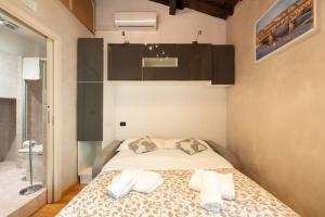 フィレンツェにあるGuantoMono- Monolocale conveniente e centralissimoのベッドルーム1室(枕2つ付)