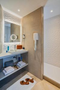 bagno con lavandino e doccia di Hôtel Valdys Thalasso & Spa - Beau rivage a Roscoff