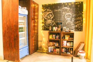 um quarto com um quadro-negro com comida em Ithaka Hostel em Alexandria