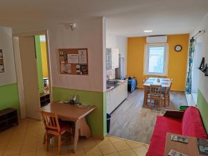 eine Küche und ein Wohnzimmer mit einem Tisch und Stühlen in der Unterkunft Glázer Szállás in Tapolca