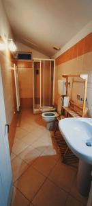 baño con 2 aseos y lavamanos en BiblioSosta anche al 1° Piano anno 2024, en Ventimiglia