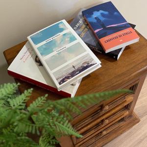 3 Bücher auf einem Tisch in der Unterkunft Il Piccolo Eden in Pontinia