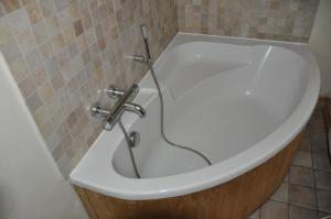 a white bath tub with a shower in a bathroom at Cortina - 52 - Appart lumineux - 8 pers in Les Deux Alpes