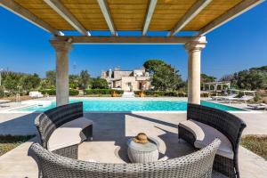 un domaine avec une piscine et une maison dans l'établissement Casino Casalino by Perle di Puglia, à Francavilla Fontana