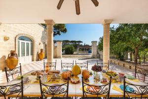 une table avec des citrouilles sur le patio dans l'établissement Casino Casalino by Perle di Puglia, à Francavilla Fontana