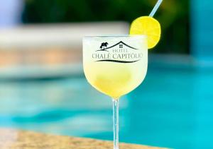 a glass of wine with an orange slice in it at Hotel Chalé Capitólio in Capitólio