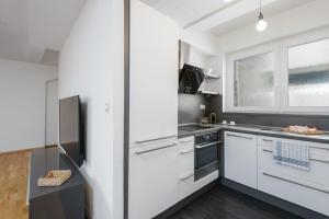 eine Küche mit weißen Schränken und einem Fenster in der Unterkunft Exclusive Apt Central loc 2bdr Old Town ELI in Prag
