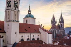 eine Kirche mit zwei Türmen und einem Uhrturm in der Unterkunft Exclusive Apt Central loc 2bdr Old Town ELI in Prag