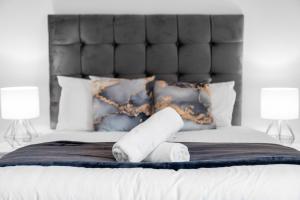 a roll of toilet paper sitting on top of a bed at Stylish 2 Bedroom Apartment - Balcony - Secure Parking - Top Rated - 5MC in Birmingham +31 photos