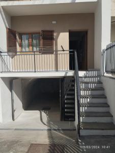 Una escalera que conduce a una casa con balcón en IL NIDO, en Busca