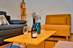 een fles wijn op een tafel met twee wijnglazen bij Studio 5 places à deux pas du Lac in Territet