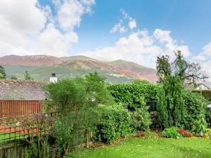 a garden with a fence and mountains in the background at 2 Bed in Keswick 28383 in Braithwaite