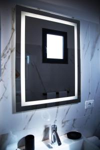 einen Spiegel über einem Waschbecken im Bad in der Unterkunft Bologna Rooftop - Affitti Brevi Italia in Bologna