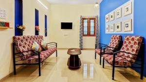 two chairs and a table in a room at SAI BALAVANY RESIDENCY Pondicherry in Pondicherry