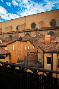 einen Balkon mit Blick auf ein großes Gebäude in der Unterkunft Bologna Rooftop - Affitti Brevi Italia in Bologna