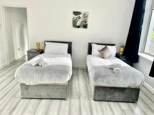 מיטה או מיטות בחדר ב-Cozy Home Afan Valley Mountain Retreat - Sleeps -8