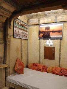 齋沙默爾的住宿－Hostel Lucky homestay，墙上照片的一张床位