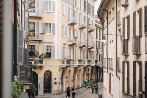 a street in the city of lyon with people walking down the street w obiekcie Charming Milan Apartments Brera - Madonnina w Mediolanie