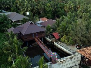 Aamees paradise في Kolitottattuturu: اطلالة جوية على منتجع مع حديقة مائية