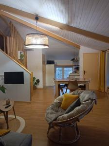 ein Wohnzimmer mit einem Sofa und einem Tisch in der Unterkunft Gîte Le clos des boucs in Les Mages