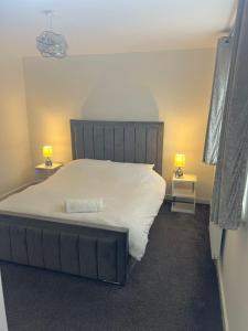 um quarto com uma cama grande e 2 mesas de cabeceira em Serenity Space Luxury Home 3 Bed House Near Bluewater em Kent