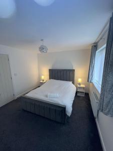 - une chambre avec un grand lit et deux lampes dans l'établissement Serenity Space Luxury Home 3 Bed House Near Bluewater, à Kent