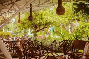 - un groupe de chaises et de tables dans un restaurant dans l'établissement Barrudada Santarém, à Santarém