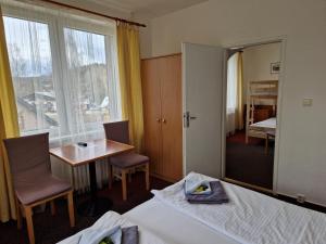 Katil atau katil-katil dalam bilik di Hotel Harrachov Inn