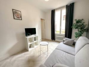 TV a/nebo společenská místnost v ubytování Maison Centre ville Meaux-Gare-Disney