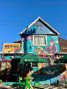 un bâtiment avec une peinture sur son côté dans l'établissement Meraki Hostel - Cerro Alegre - Valparaíso, à Valparaíso