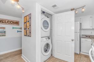 lavadero blanco con lavadora y secadora en Beautifully Updated 2 Bedroom Oceanfront Suite- With Gaming System and More! Horizon East 104, en Myrtle Beach