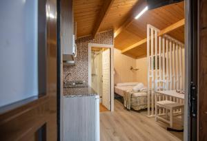 Habitación pequeña con cocina y dormitorio. en Camping Ria de Arosa 1, en Pobra do Caramiñal