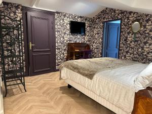 sypialnia z łóżkiem i pianinem w obiekcie Castel Bois Marie w mieście Montauban