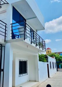 um edifício branco com uma varanda em cima em Hermoso apartamento céntrico em Santa Cruz de Mompox
