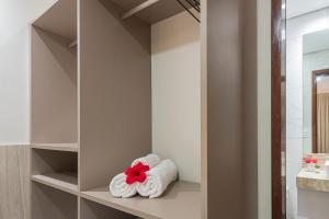 duas toalhas numa prateleira na casa de banho em Pousada Tartarugas Marinhas em Fernando de Noronha
