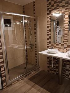 ein Badezimmer mit Dusche und Waschbecken in der Unterkunft Bungalow Esperanza in Costa Teguise