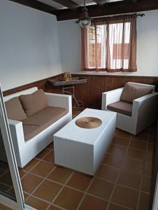 ein Wohnzimmer mit zwei Stühlen und einem Tisch in der Unterkunft Bungalow Esperanza in Costa Teguise