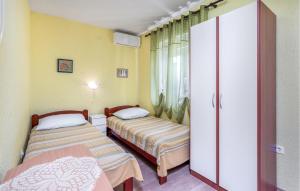 Posteľ alebo postele v izbe v ubytovaní Stunning Apartment In Sveti Juraj