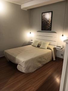 ein Schlafzimmer mit einem Bett und zwei Kissen darauf in der Unterkunft Bungalow Esperanza in Costa Teguise + 9 Fotos