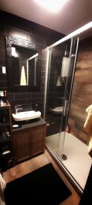 La salle de bains est pourvue d'une douche en verre et d'un lavabo. dans l'établissement Holiday Home Forest INN, à Sveti Martin na Muri