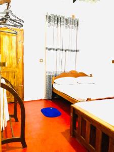 波隆納魯沃的住宿－R & D Resort，一间设有两张床和椅子的房间