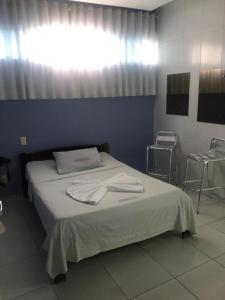 a hospital room with a bed with towels on it at Pousada Ybyrápuan in Campina Grande