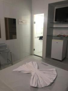 a white towel on the floor of a kitchen at Pousada Ybyrápuan in Campina Grande