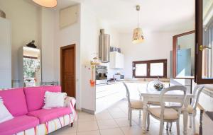 Kuchyň nebo kuchyňský kout v ubytování Beautiful Apartment In Camaiore
