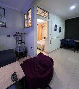 un soggiorno con una camera con un letto e un tavolo di Cozy Central Apartment a Tirana